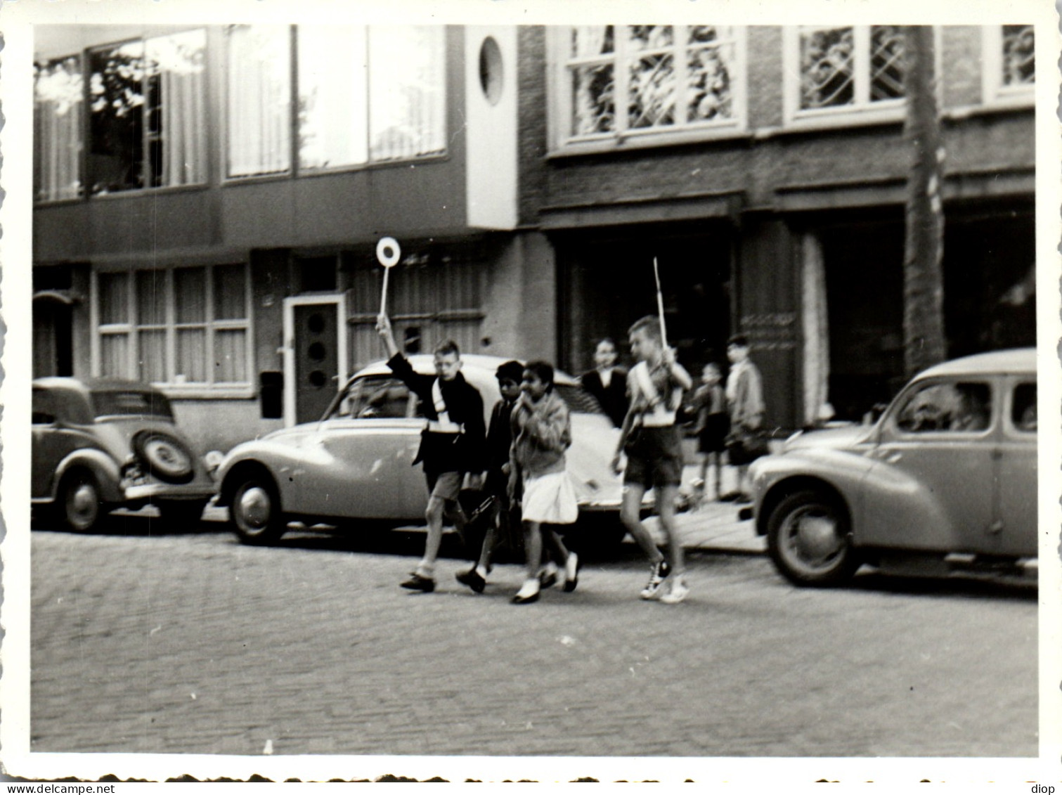 Photographie Photo Vintage Snapshot Amateur Automobile Voiture Enfant - Personnes Anonymes