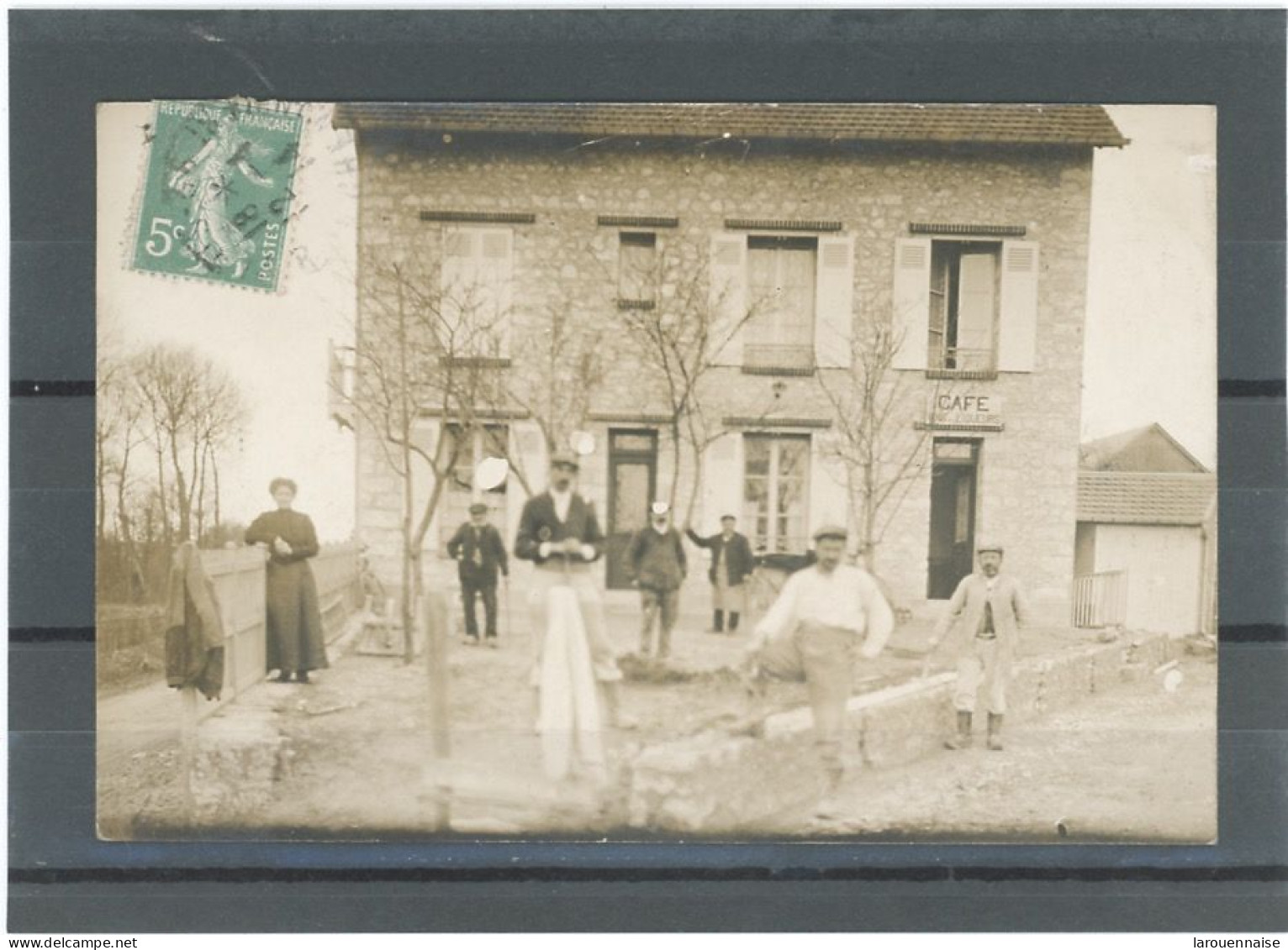 27 -GASNY - DES TRAVAUX AU CAFÉ - CARTE PHOTO - - Other & Unclassified