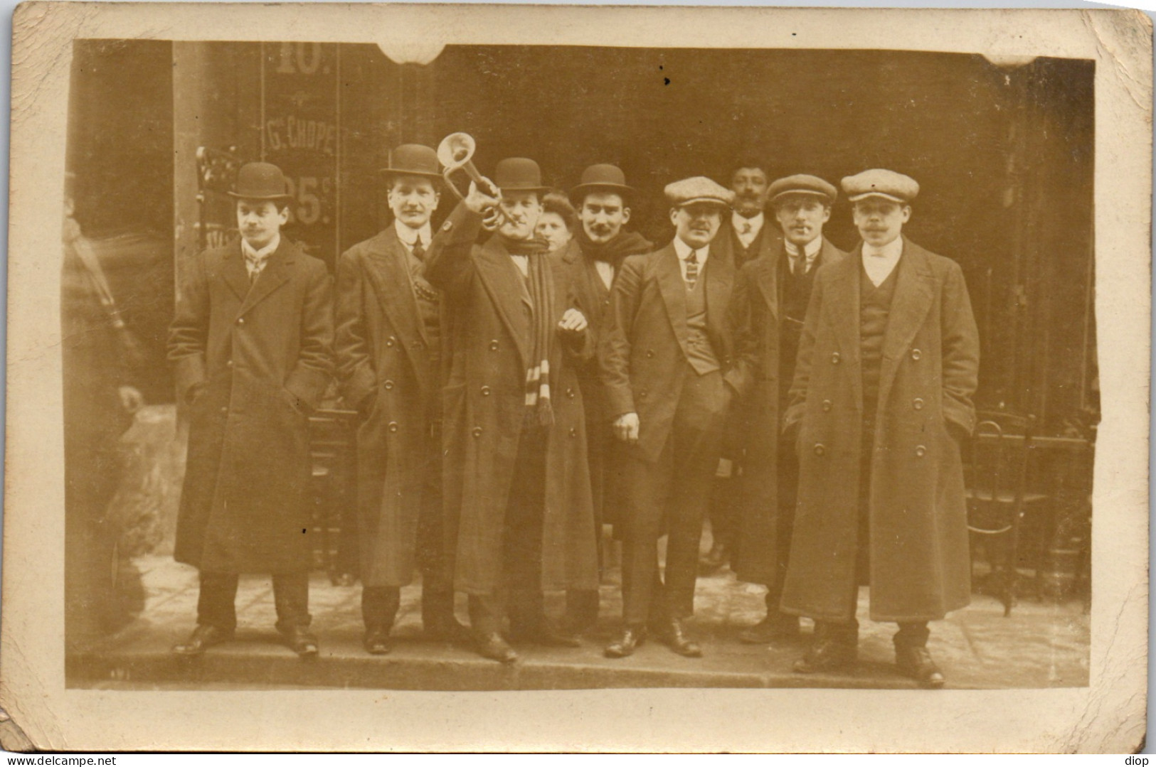 CP Carte Photo D&#039;&eacute;poque Photographie Vintage Groupe Hommes Clairon Dr&ocirc;le Gag - Non Classés