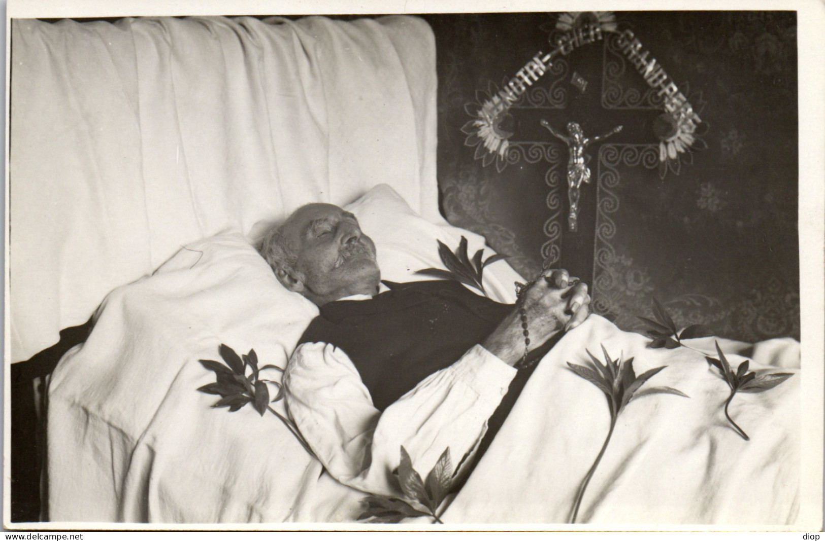 CP Carte Photo D&#039;&eacute;poque Photographie Vintage Homme Mort Lit Post-mortem Croix - Unclassified