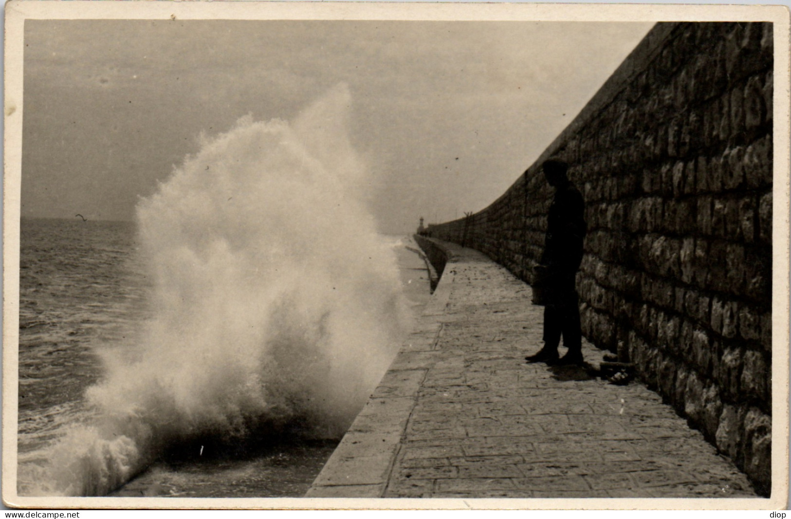 CP Carte Photo D&#039;&eacute;poque Photographie Vintage Homme Digue Vague Mur Mer  - Unclassified