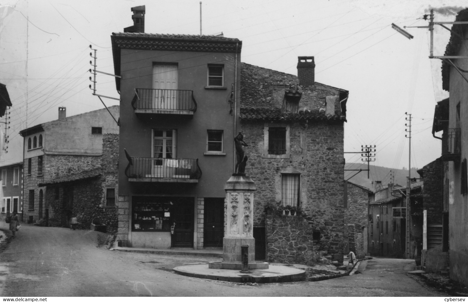 CORNEILLA DE CONFLENT - Un Coin De La Place - Les Bureau De Tabacs - CPSM Petit Format - Other & Unclassified