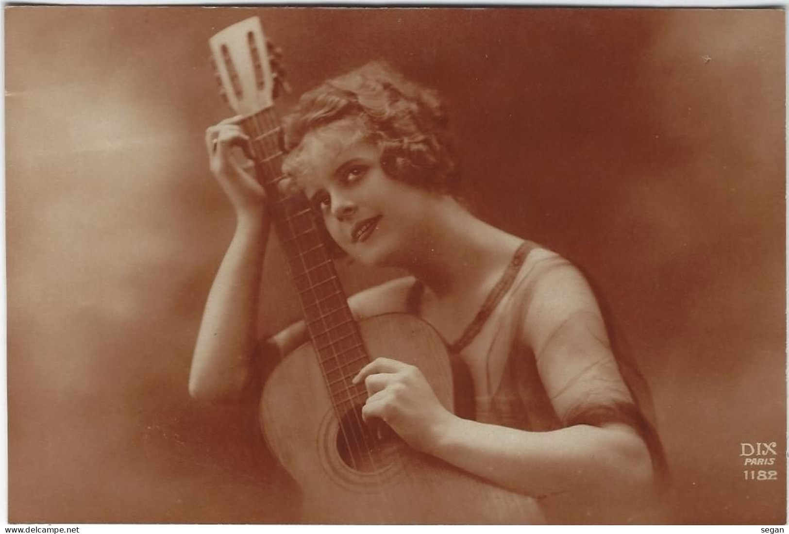 FEMME ET SA GUITARE - Women