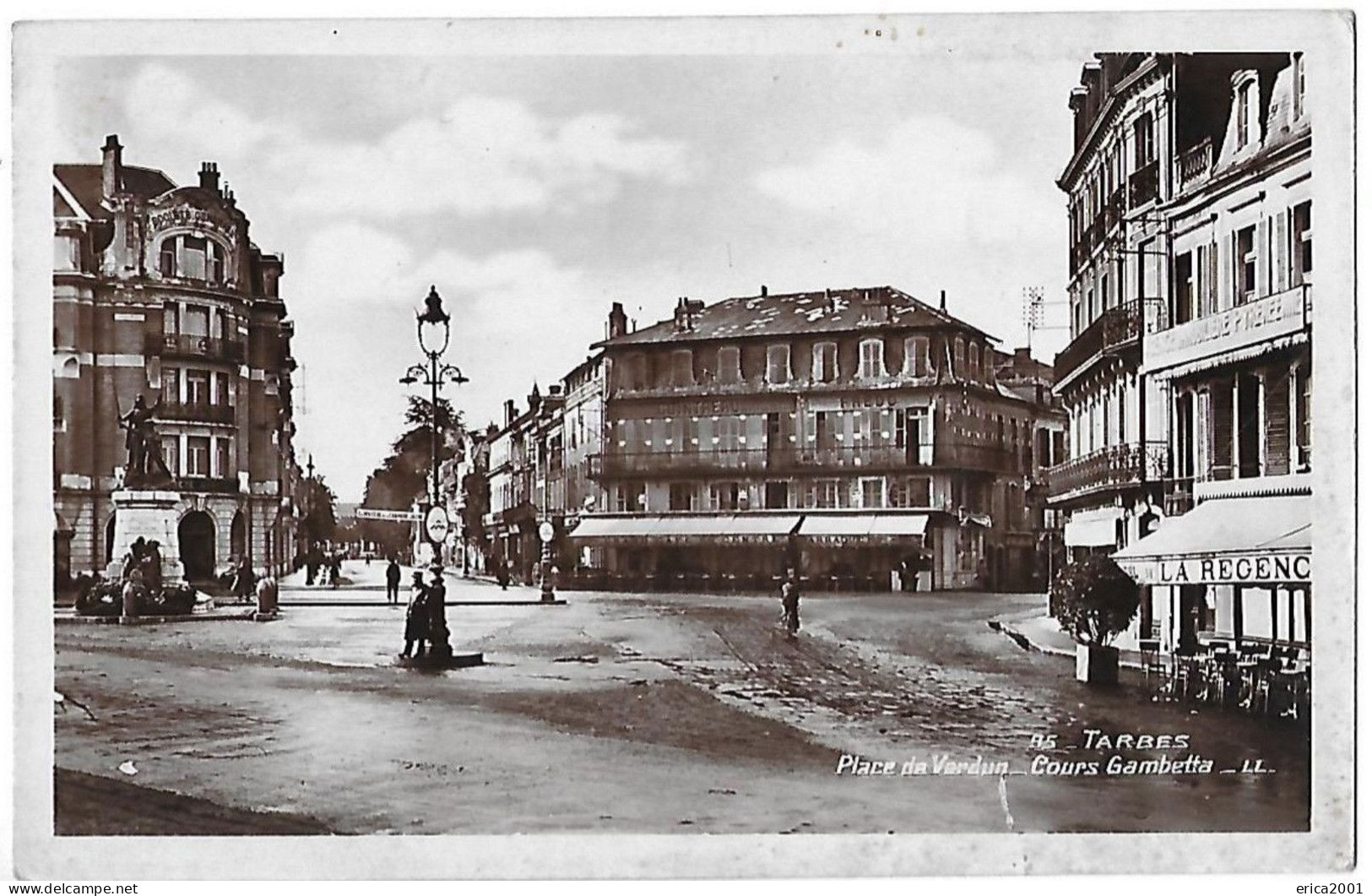 Tarbes. Le Bar "la Régence" Sur La Place De Verdun Et Le Cours Gambetta . - Tarbes