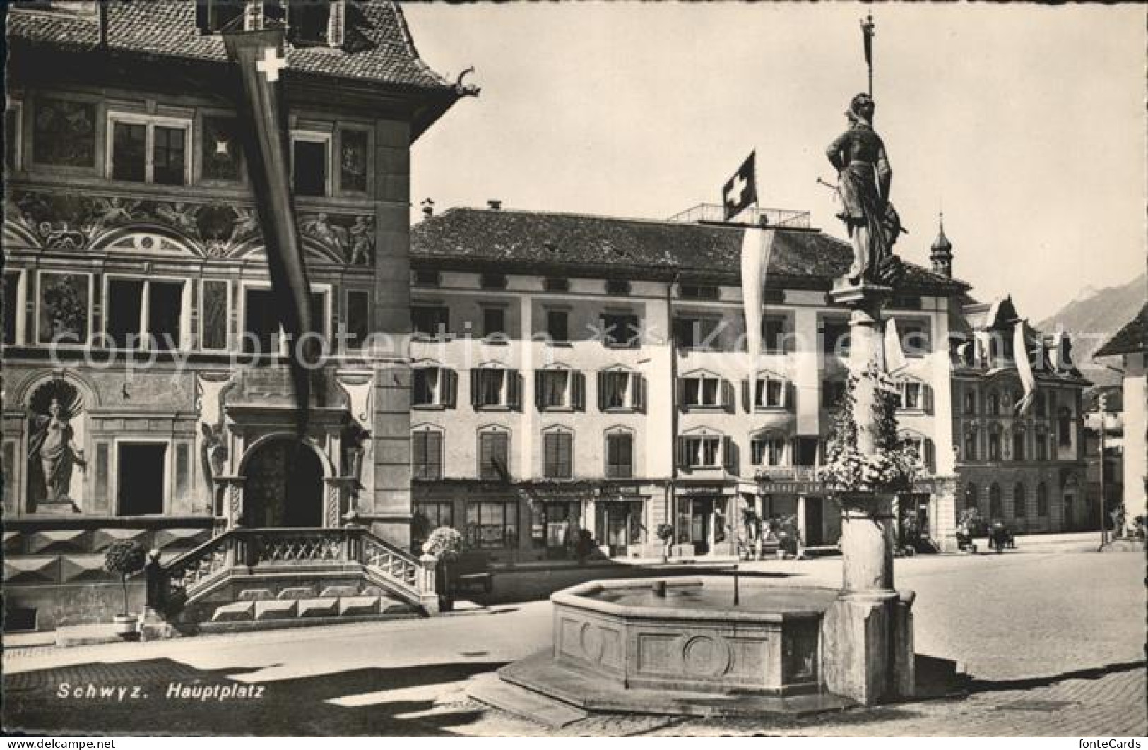 11777106 Schwyz Hauptplatz Mit Brunnen Schwyz - Andere & Zonder Classificatie