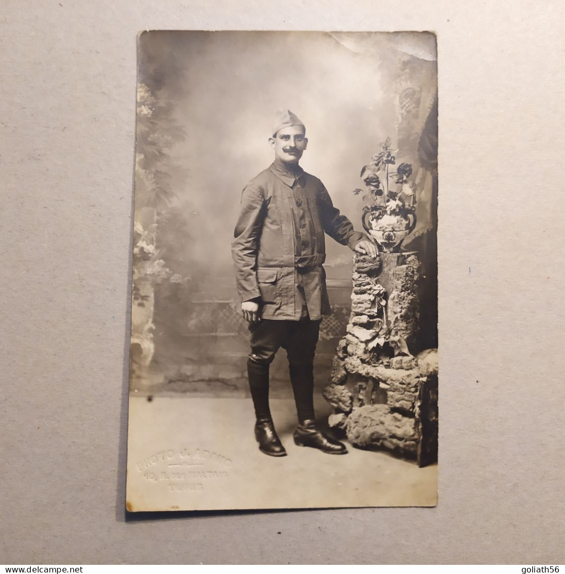 CPA  Photo Militaire En Uniforme Qui Pose - Daté 1915 - Photographie J. Adamo 10, Rue Des Maltais Tunis - Characters