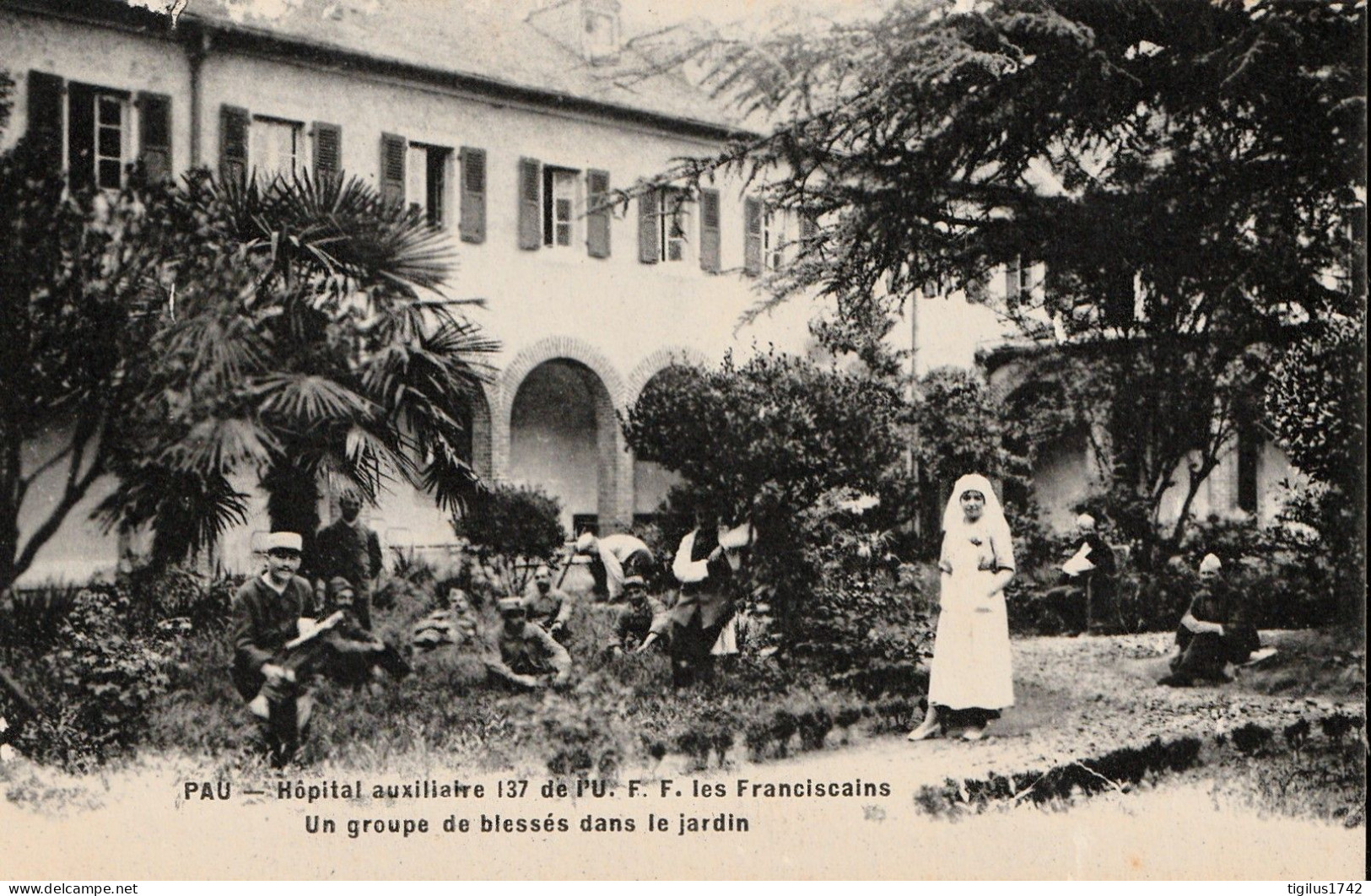 Pau Hôpital Auxiliaire 137 De L’U.F.F. Les Franciscains Un Groupe De Blessés Dans Le Jardin - Guerre 1914-18