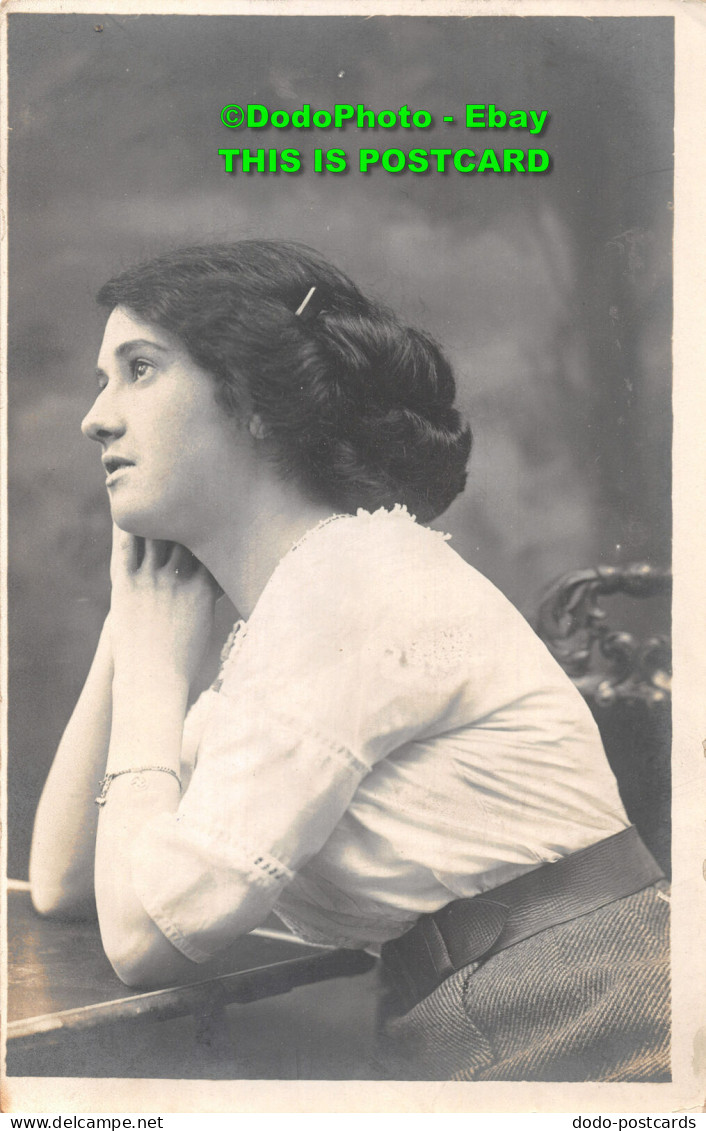 R422101 Woman. Old Photography. Postcard. London And Counties Studios. Sussex - Autres & Non Classés