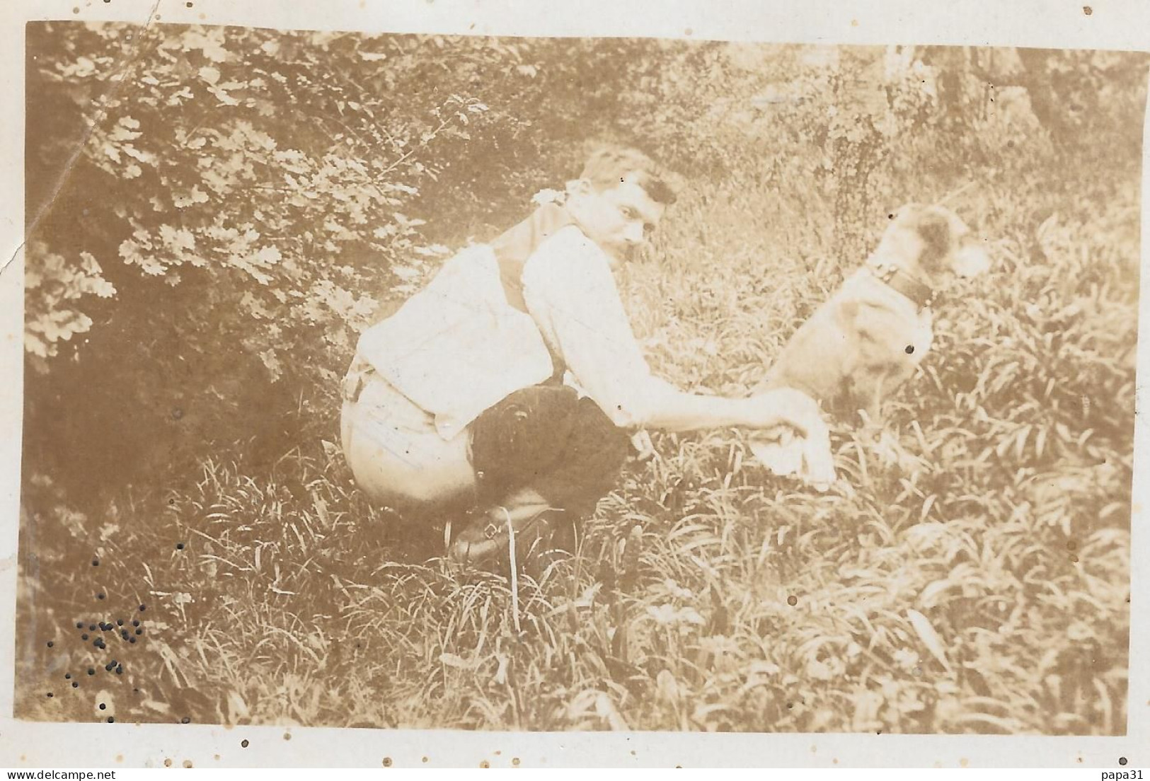 Carte Photo D'un Homme Posant Culotte Dans Un Bois - Männer
