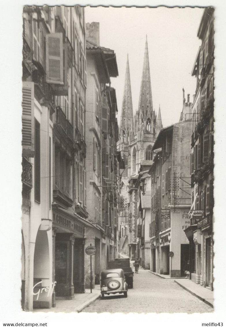 64/ CPSM - Bayonne - Rue Port Vieux Et Cathédrale (vieilles Voitures) - Bayonne