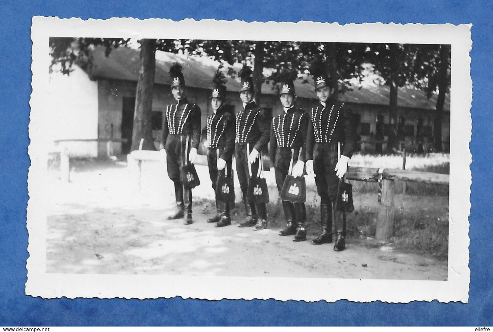 Photo Originale Groupe De Jeunes Gens En Costume à Identifier Casque Avec Insigne Ecole ? Pompiers ?  5 10/5 CM ° - Bateaux