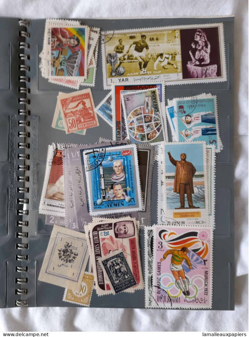 Environ 230 Timbres Du Monde - Vrac (max 999 Timbres)