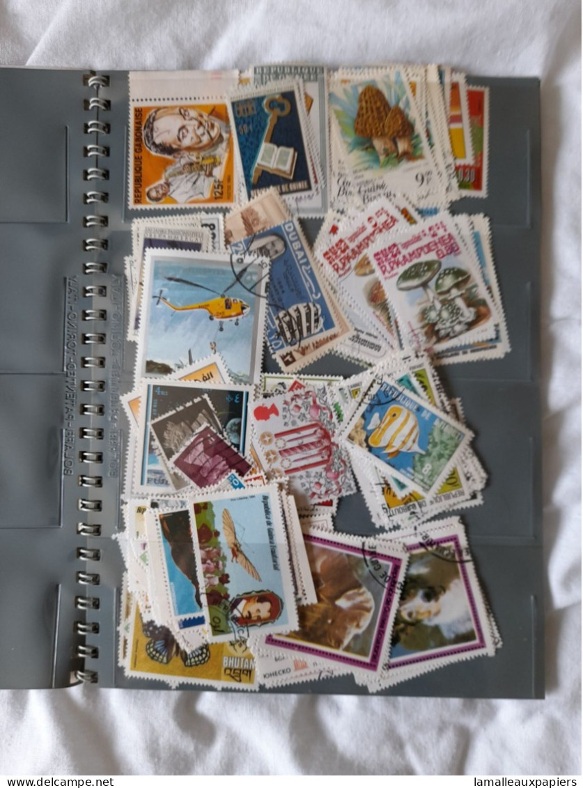 Environ 230 Timbres Du Monde - Vrac (max 999 Timbres)