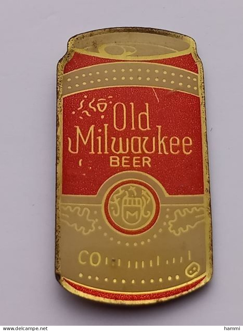 QQ09 Pin's BIERE OLD MILWAUKEE BEER Boite Metal Achat Immédiat - Cerveza