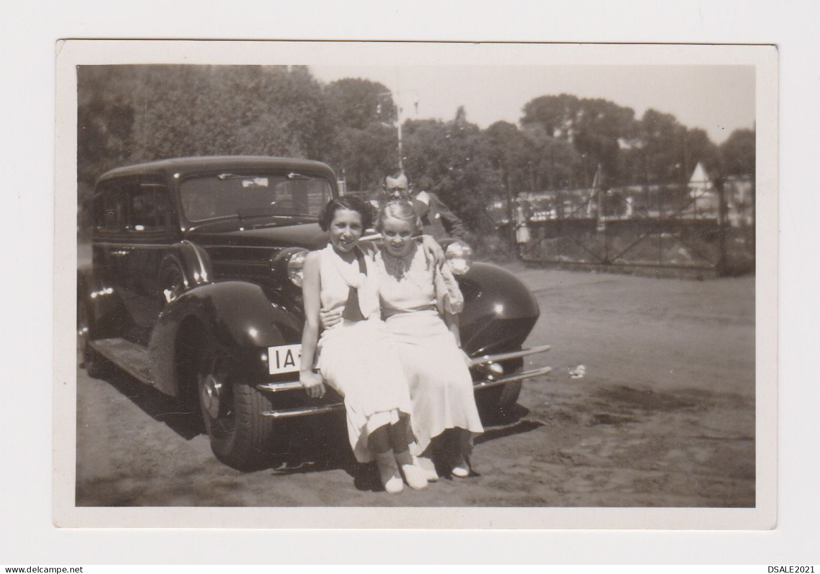 Two Pretty Young Women Sitting On Car Bumper, Classic Car, Scene, Vintage 1930s Orig Photo 9.1x6.1cm. (59093) - Cars