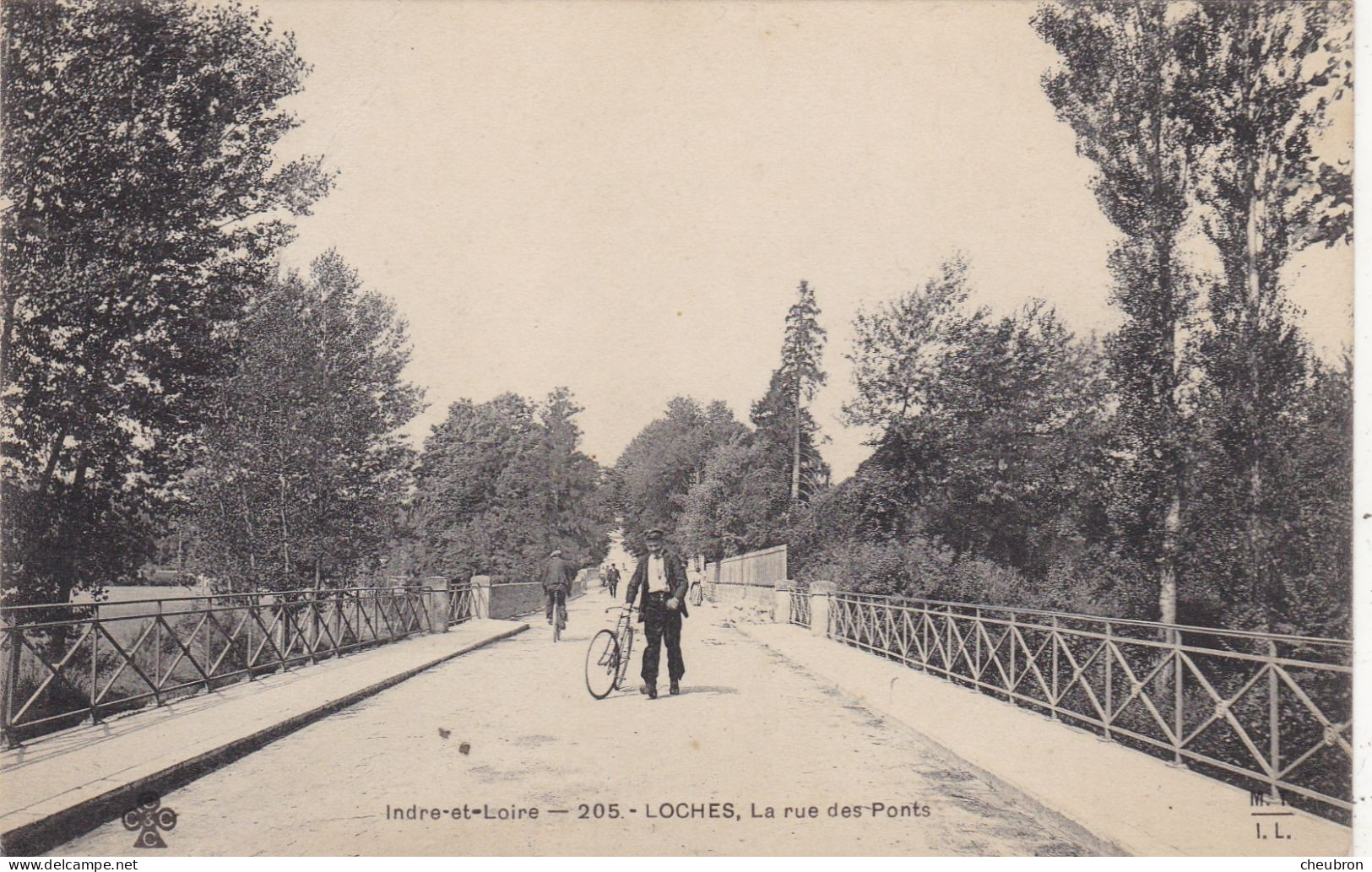 37. LOCHES . CPA . LA RUE DES PONTS. ANIMATION. CYCLISTE. + .TEXTE DE CIRAN ANNEE 1910 - Loches