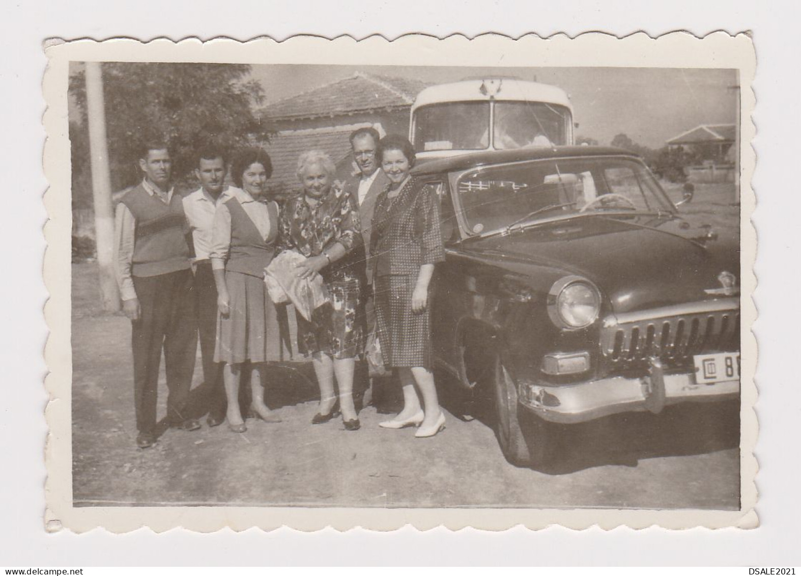 People Pose To Old GAZ-21 Volga Car, Scene, Vintage Orig Photo 8.4x5.8cm. (41205) - Cars