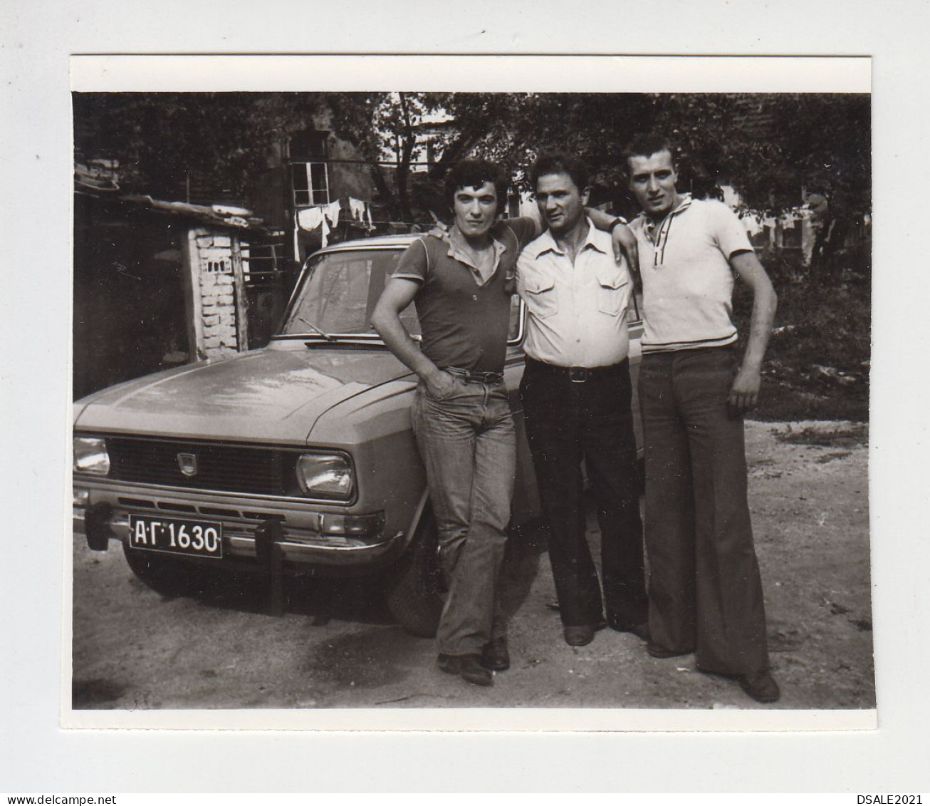 Three Young Men Pose To Old Moskvitch-2140 Car, Portrait, Vintage Orig Photo 8.3x7cm. (20053) - Automobiles