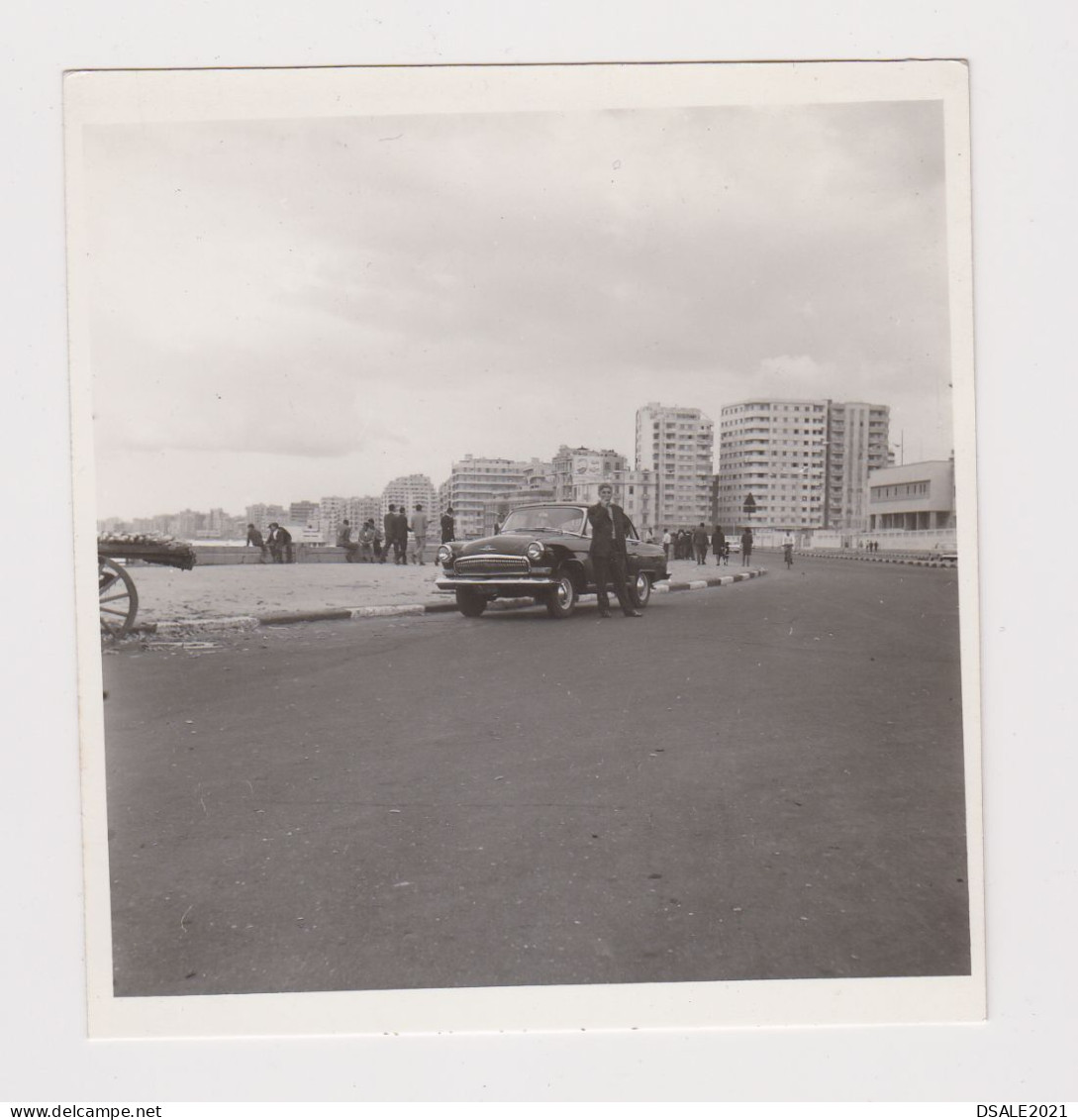 Man Pose To Old GAZ-21 Volga Car, Street Scene, Vintage Orig Square Photo 9x9.5cm. (39481) - Automobile