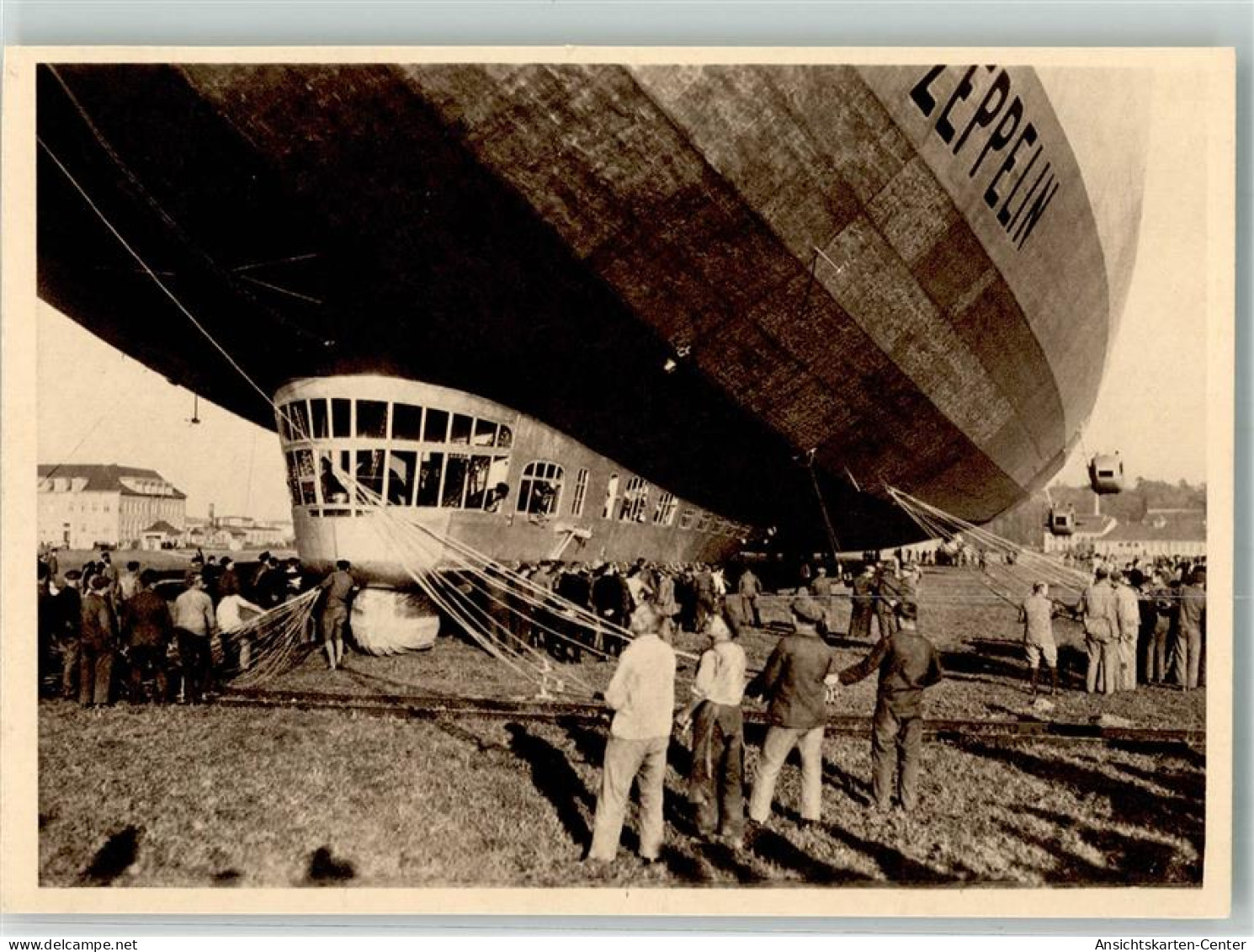 13292909 - Haltemannschaften An Den Haltetauen Des Luftschiffes D-LZ127 Graf Zeppelin Verlag Spemann - Zeppeline