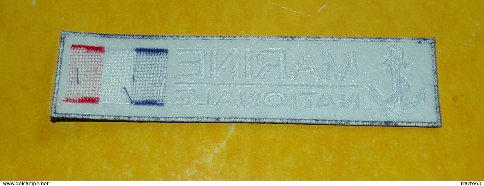 TISSU PATCH : MARINE NATIONALE FRANCAISE , LONGUEUR 14 CM LARGEUR 3,5 CM, BON ETAT VOIR PHOTO . POUR TOUT RENSEIGNEMENT - Blazoenen (textiel)