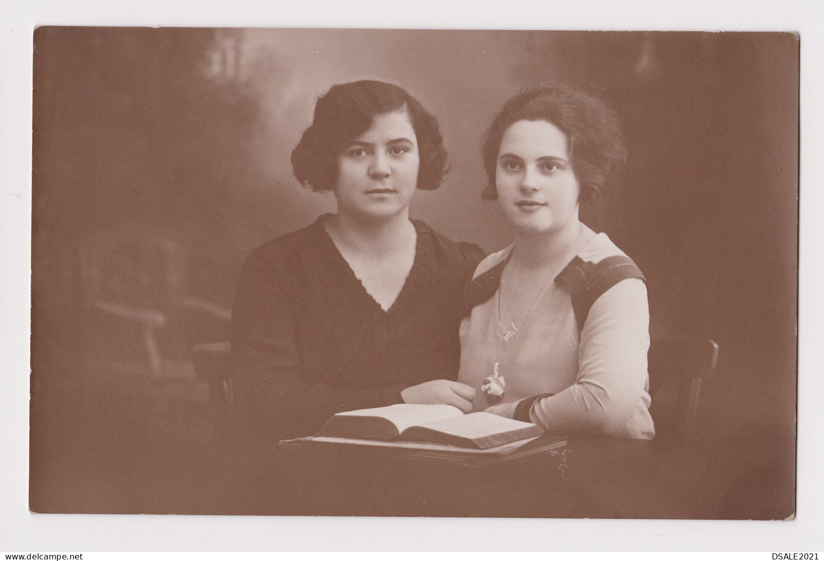 Two Pretty Young Lady, Women Portrait With Book, Vintage 1920s Orig Photo 13.8x8.9cm. (37862) - Personnes Anonymes