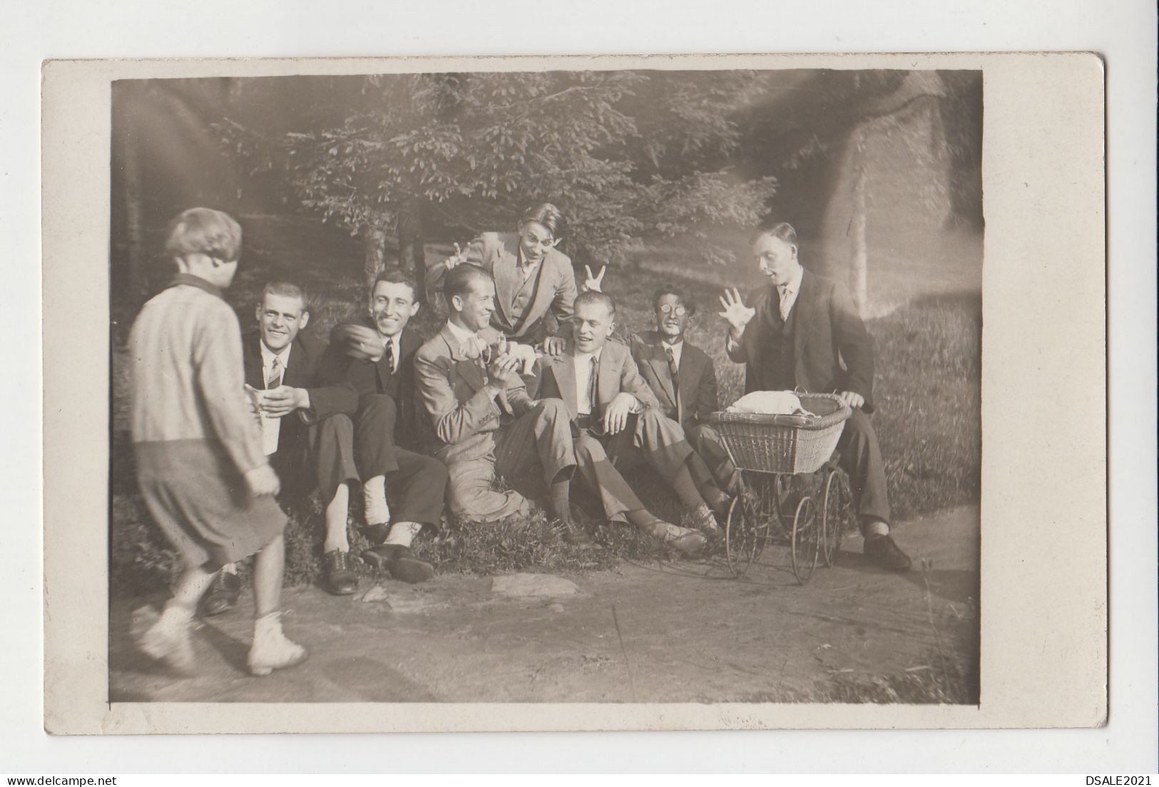 Group Young Men, Stylish Guys, Funny Scene In Park, Vintage 1920s Orig Photo 13.9x8.9cm. (24315) - Anonyme Personen