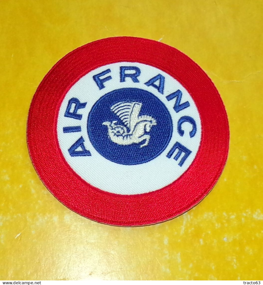 TISSU PATCH : AIR FRANCE , DIAMETRE 9 CM , BON ETAT VOIR PHOTO . POUR TOUT RENSEIGNEMENT ME CONTACTER. REGARDEZ MES AUTR - Blazoenen (textiel)