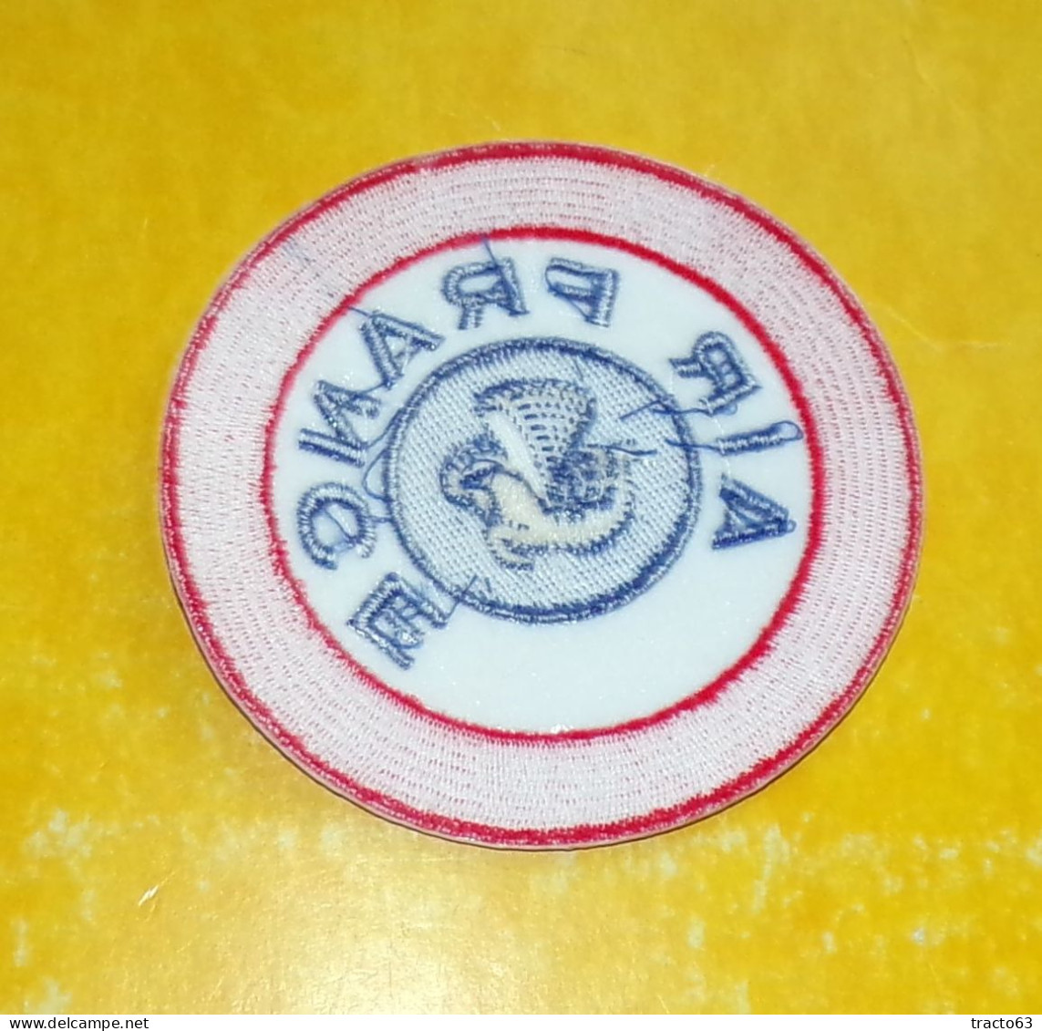 TISSU PATCH : AIR FRANCE , DIAMETRE 9 CM , BON ETAT VOIR PHOTO . POUR TOUT RENSEIGNEMENT ME CONTACTER. REGARDEZ MES AUTR - Patches