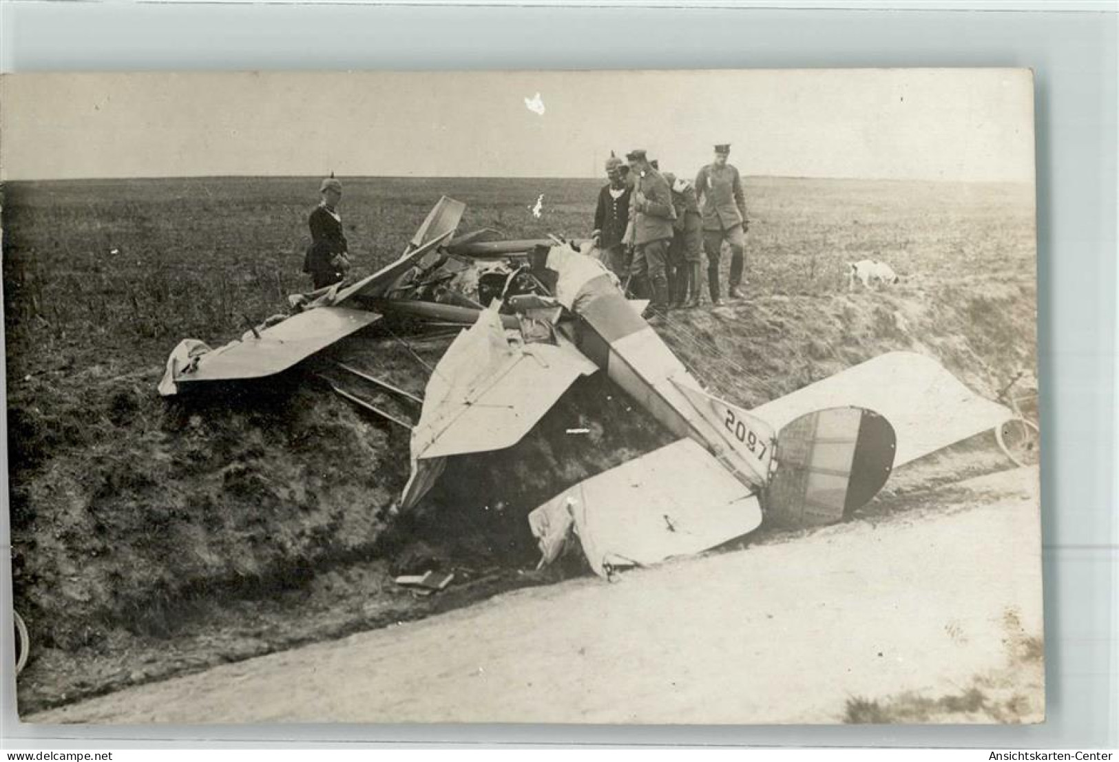 13277709 - Abgestuerztes Feindliches Flugzeug Militaer Soldaten - 1914-1918: 1. Weltkrieg
