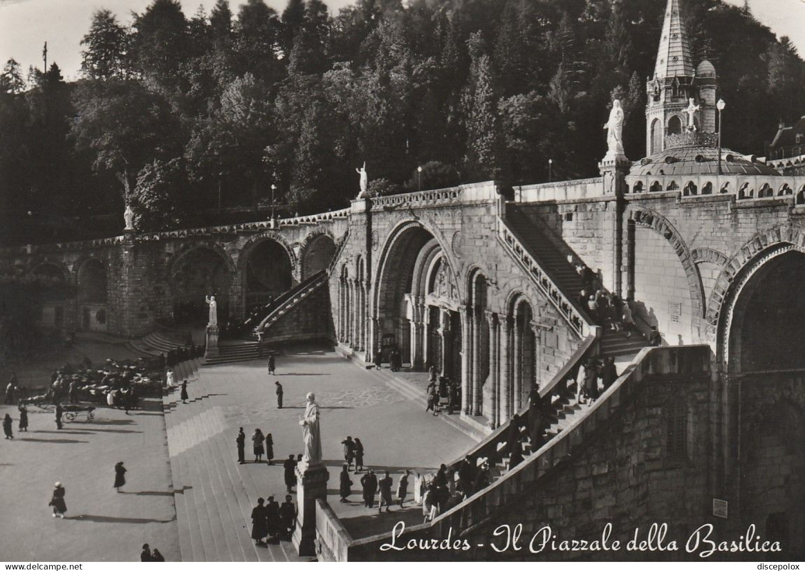 AD435 Lourdes - Piazzale Della Basilica - Edizione Pellegrinaggi Paolini / Viaggiata 1958 - Lourdes