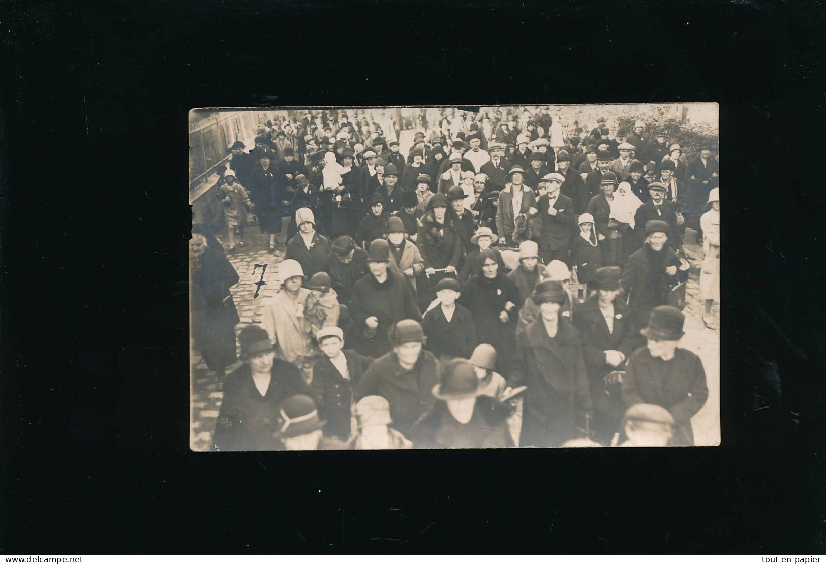 Carte Photo Groupement Mache De Femmes Enfant Et Quelques Hommes  à Identifier - Personnes Anonymes