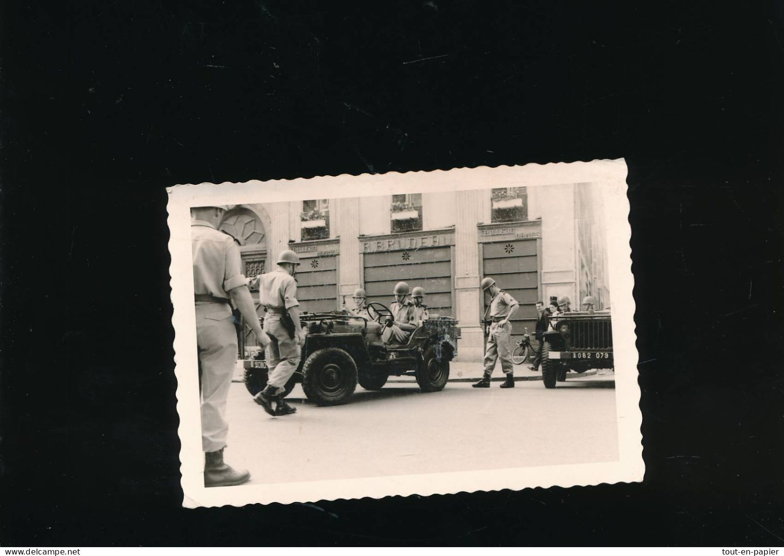 Photographie Militaires Armée -  1966 2° Hussard Orléans Véhicules - Guerre, Militaire