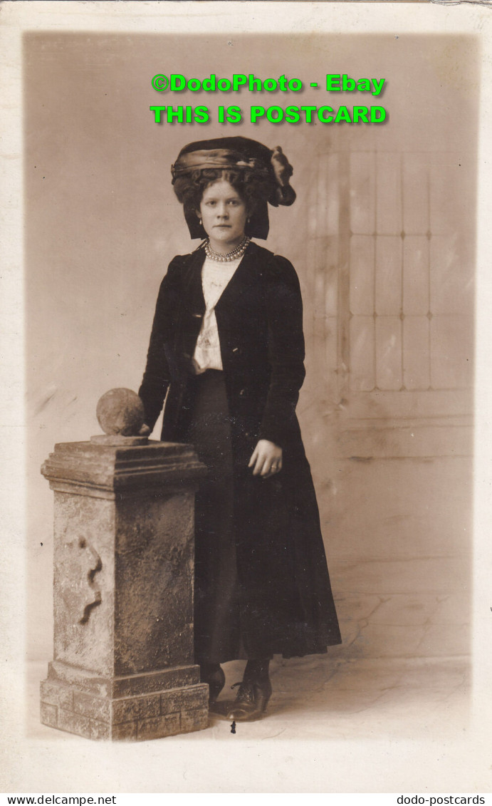 R422722 A Woman In Black Clothes And A Big Hat. The Hudson Studios - Welt