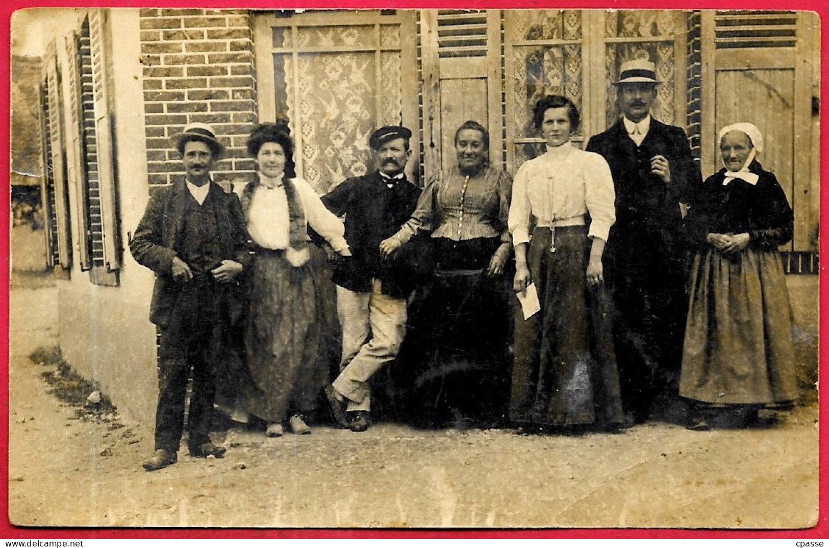 CPA CARTE-PHOTO à Localiser - Groupe De Gens Du Peuple, Une Coiffe à Identifier. - To Identify