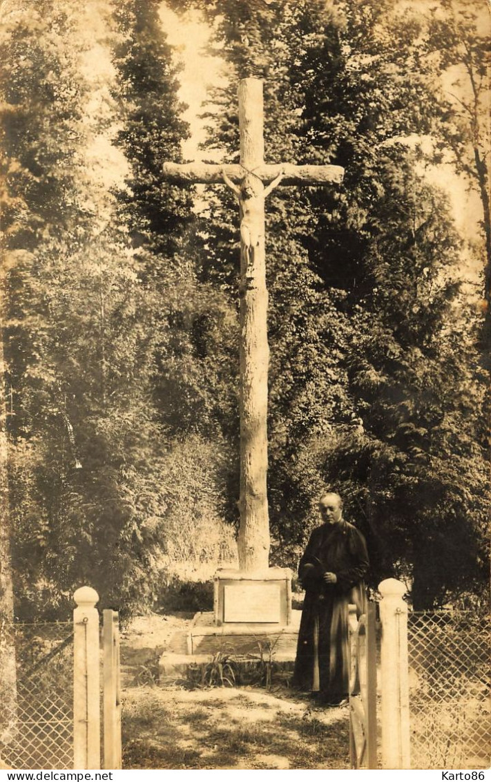 St Pierre Du Val * Carte Photo * Un Coin Du Village , Croix Calvaire , Curé Homme Religieux - Autres & Non Classés