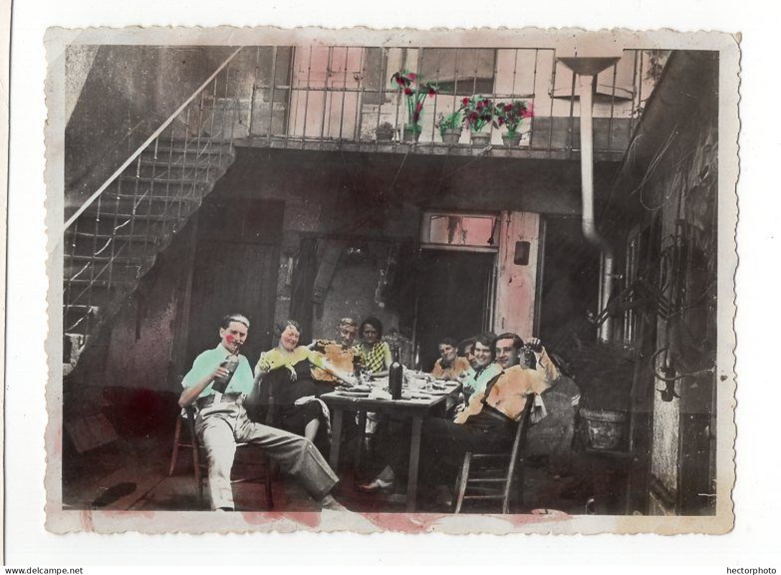 Snapshot Famille Colorisé Hand Tinted Femme Homme à Table Bouteille Alcool Fête Vin - Personnes Anonymes