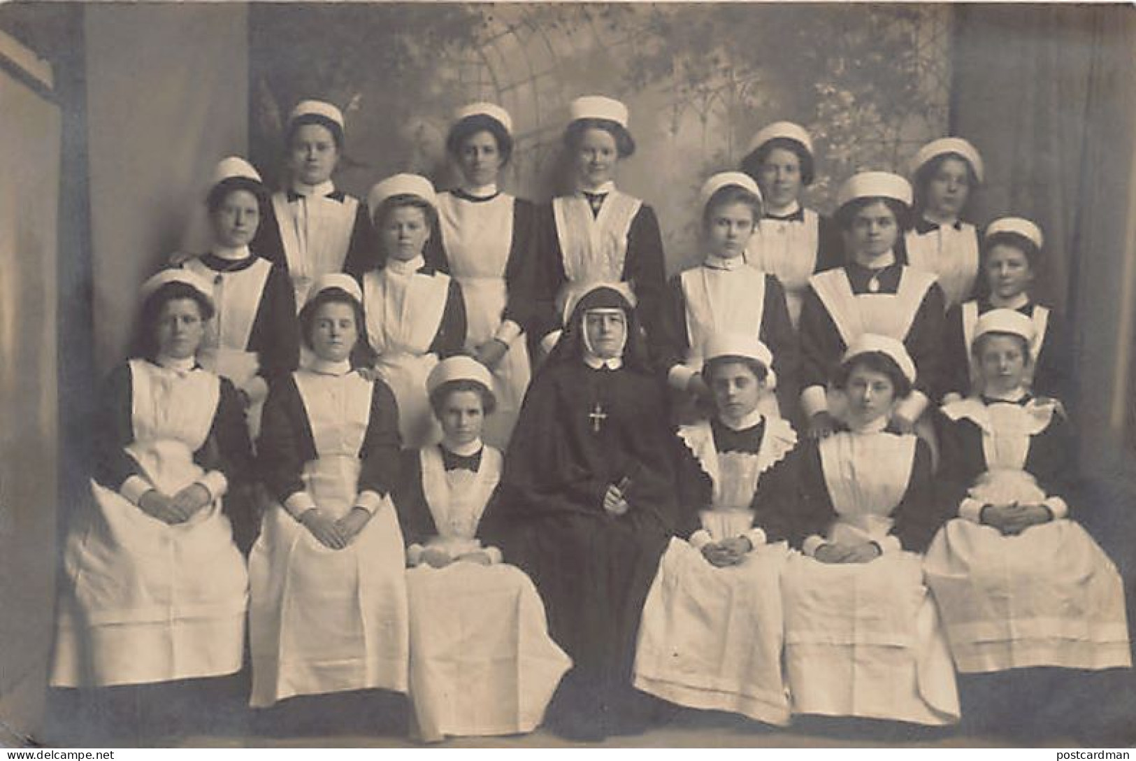 BLACKPOOL (Lancs) Group Of Nurses And A Catholic Nun - REAL PHOTO - Publ. C. F. Wiggins - Blackpool