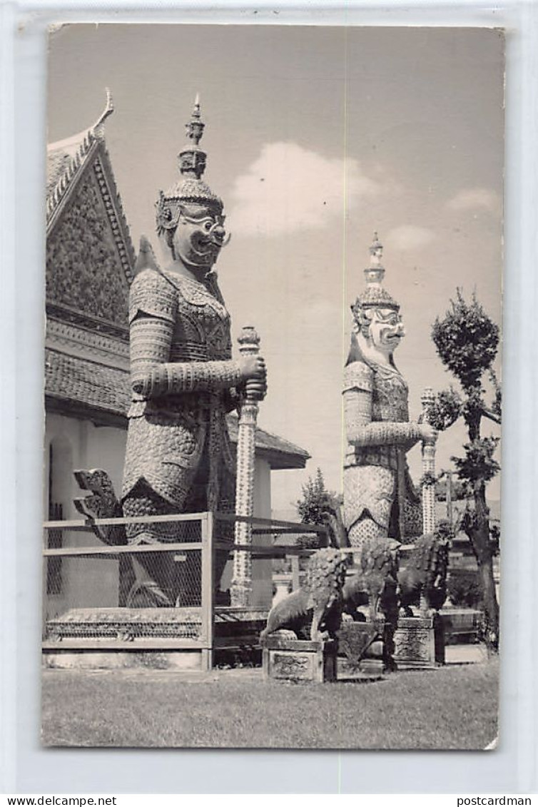 Thailand - BANGKOK - The Guardians Of The Wat Arun - REAL PHOTO - Publ. Unknown  - Thaïlande