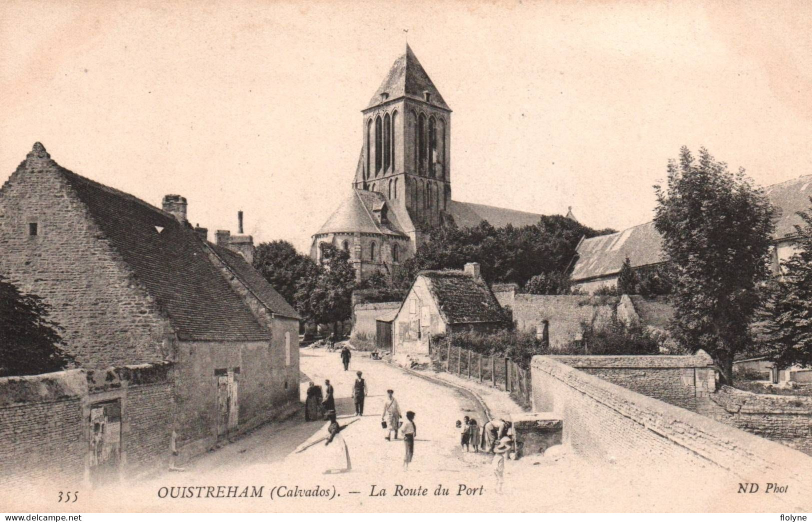 Ouistreham - La Route Du Port - Puits Villageois - Ouistreham