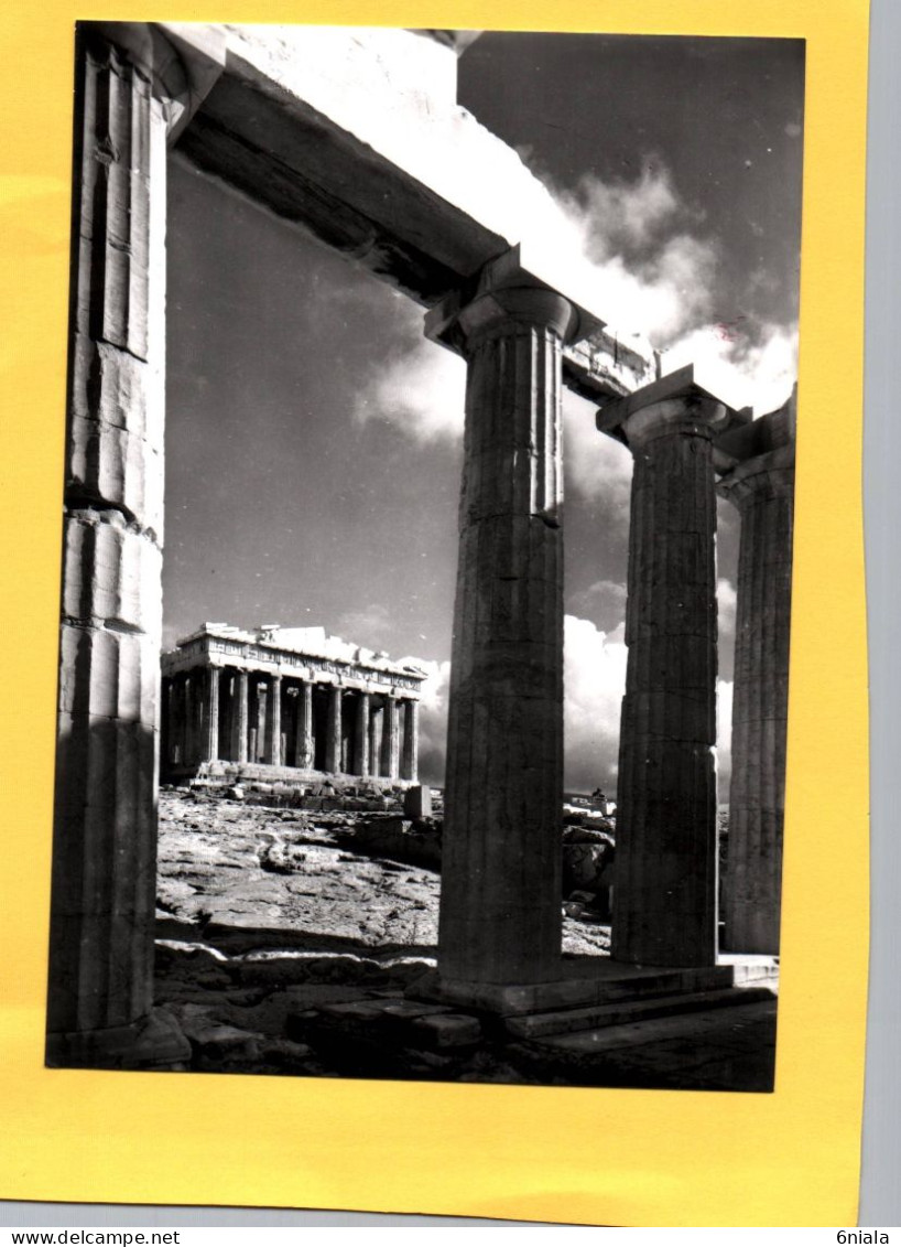 Athènes  Le Parthénon Par Les Propylées     GRECE    ( 21664 ) - Greece