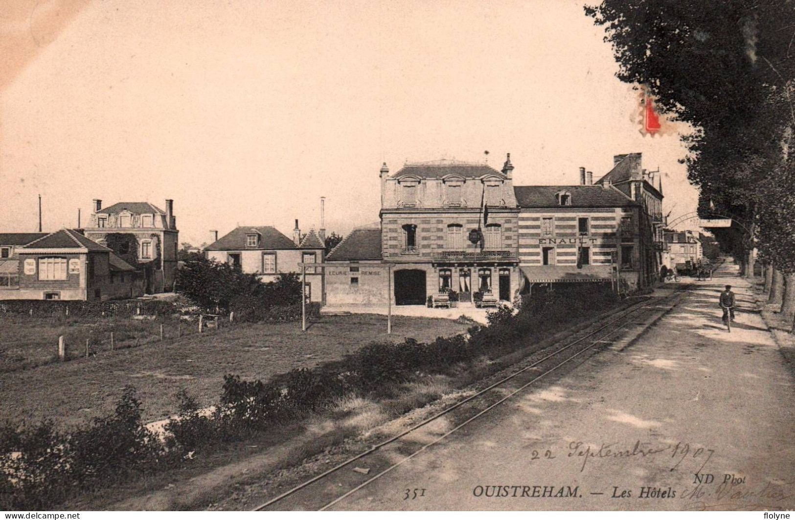 Ouistreham - Rue Et Les Hôtels - Ligne Du Chemin De Fer , Voie Ferrée - Ouistreham