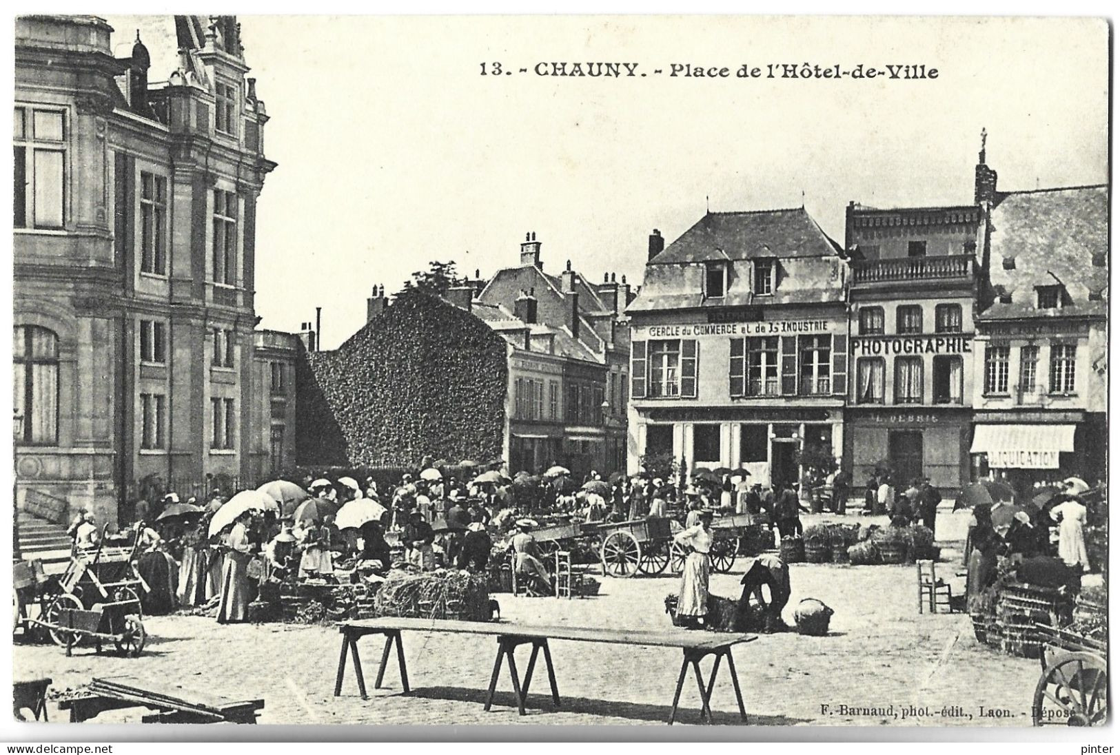 CHAUNY - Place De L'Hôtel De Ville - Chauny