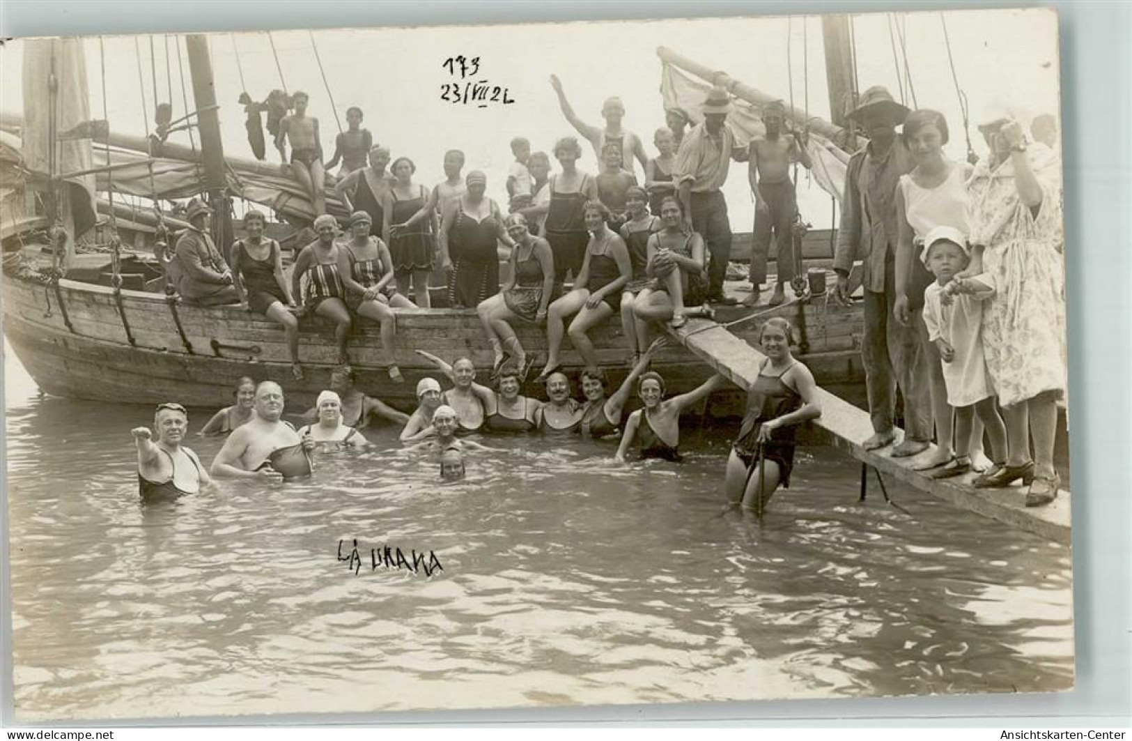 10677609 - Gruppenfoto  Segelboot - Autres & Non Classés