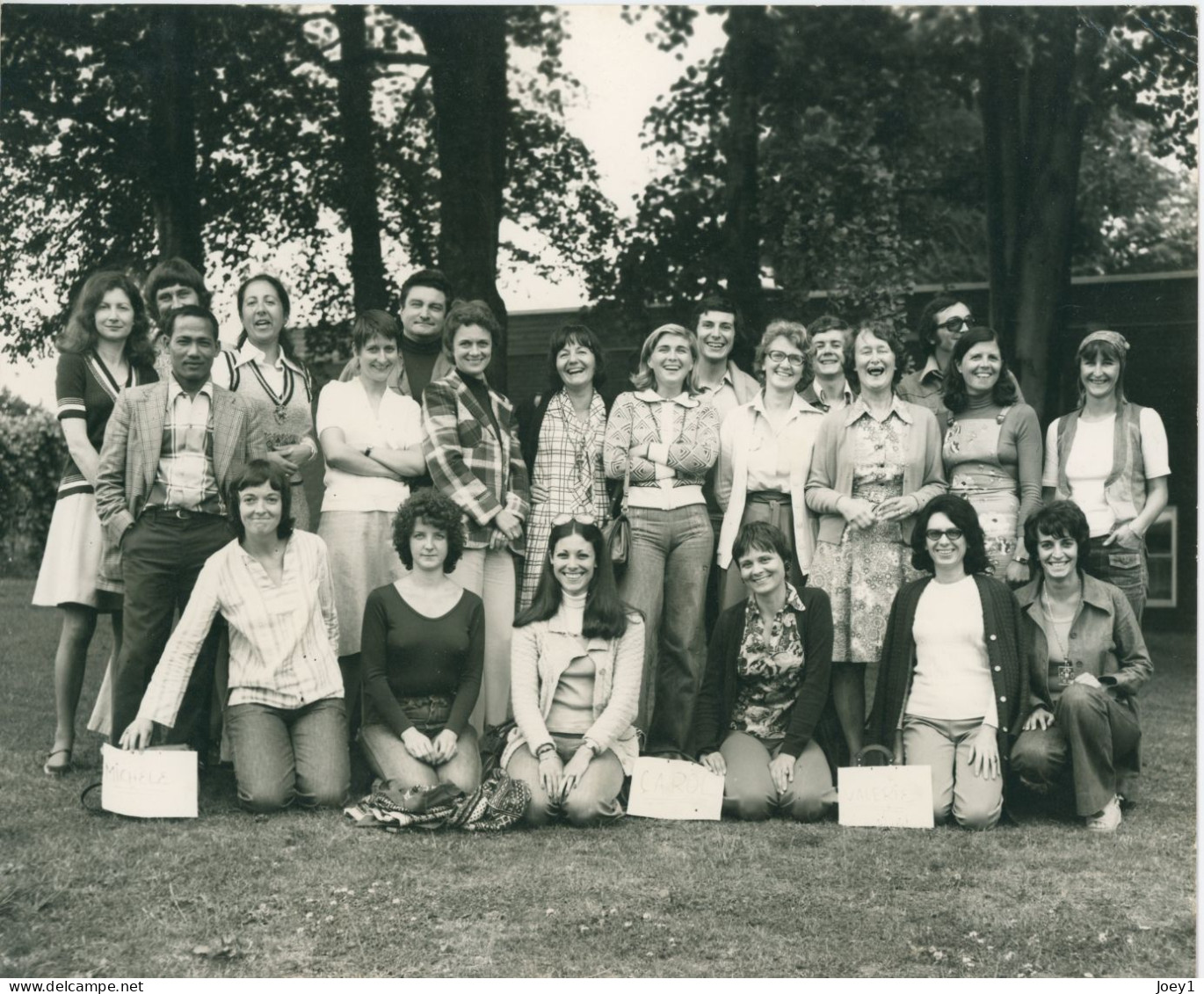 Photo De Groupe à Hitchin En Angleterre En 1975 Format 20/25 - Personnes Anonymes