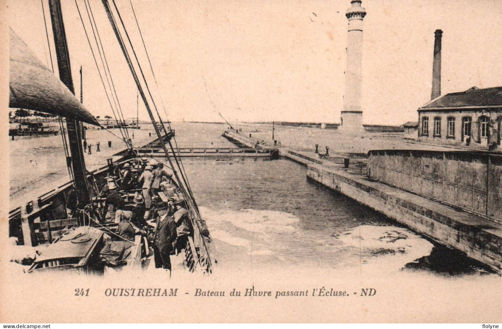 Ouistreham - Le Bateau Du Havre Passant L'écluse - Le Phare - Ouistreham