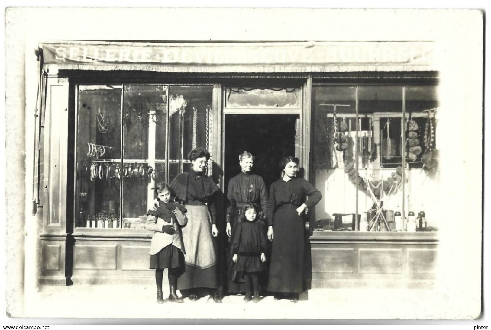 LAGNY - Devanture Magasin - Sellerie DEVILLENEUVE  - Bourrelier - CARTE PHOTO - Autres & Non Classés