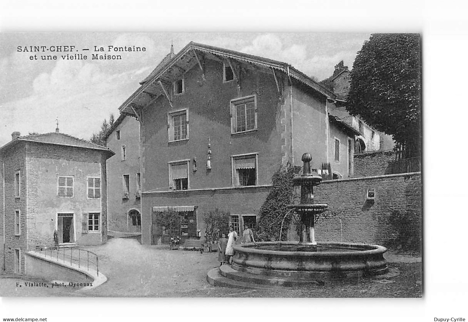 SAINT CHEF - La Fontaine Et Une Vieille Maison - Très Bon état - Saint-Chef