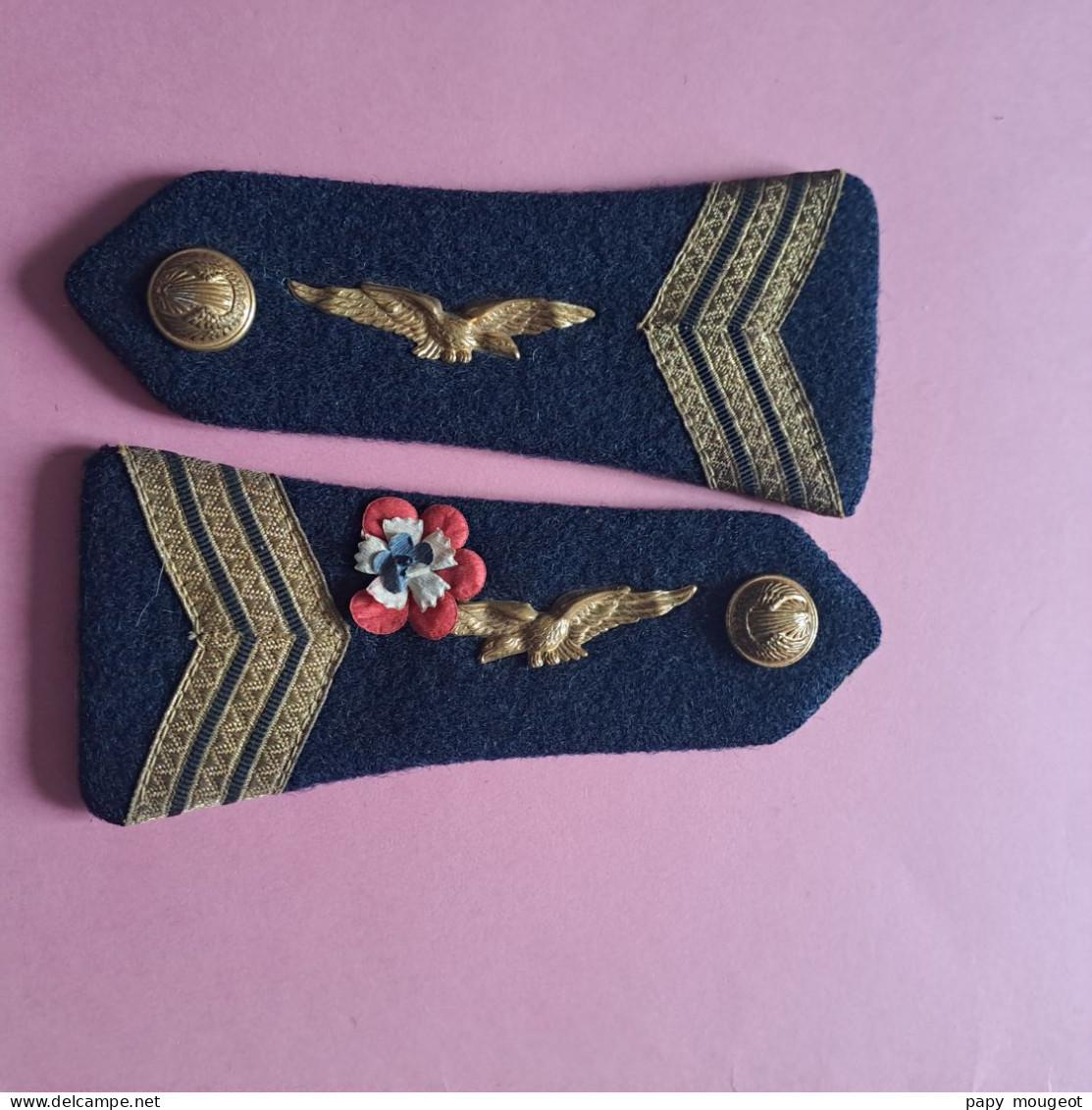 Pattes D'épaule Avec Insignes Métal - Grade De Sergent-chef Avec Une Petite Fleur En Papier - Armée De L'Air Française - Fliegerei