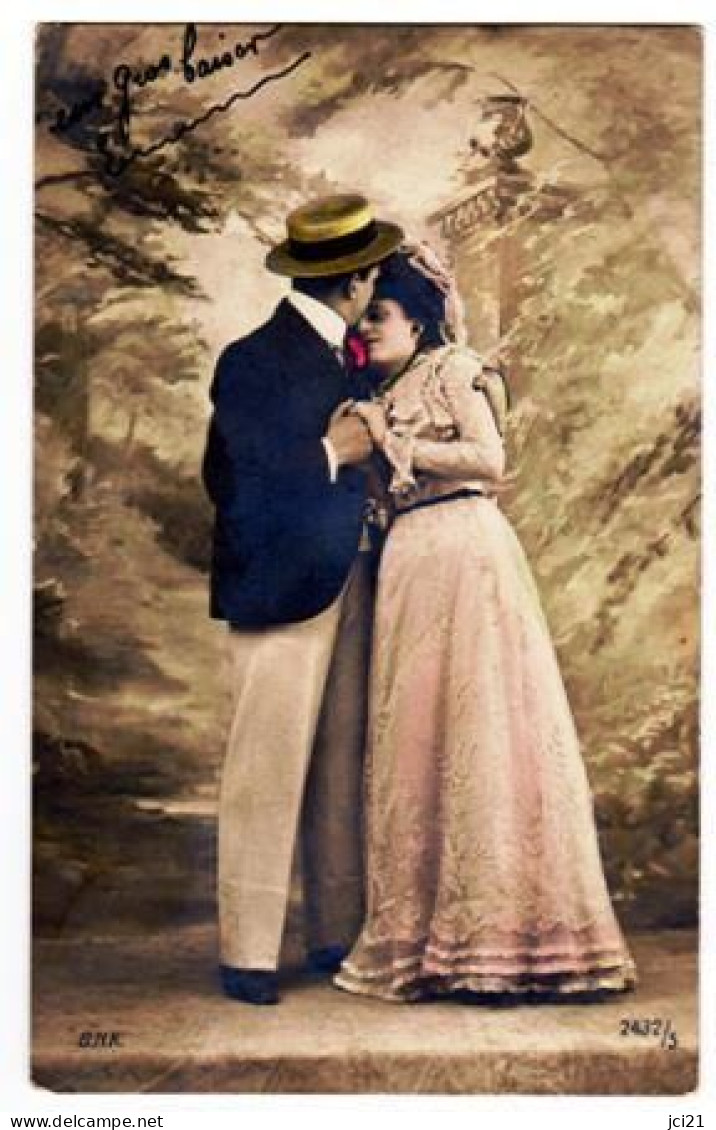 CPA COUPLE ENLACÉ (CANOTIER CHAPEAU) (1363)_CP449 - Paare